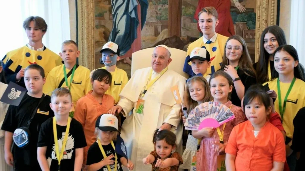 Imagem Papa com criancas e adolescentes do artigo Papa pede às famílias de Roma que acolham jovens no Jubileu