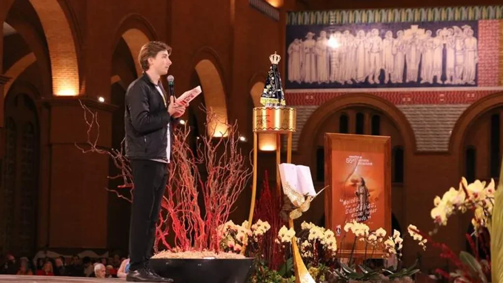 Imagem Seminarista no Alar Central do Santuario do artigo Chamado vocacional: ouvir o Senhor que nos chama a todo momento
