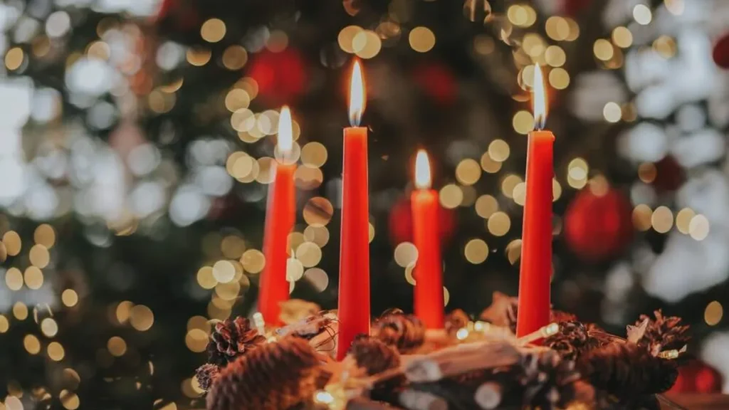 Imagem coroa do advento com velas vermelhas do artigo Reflita sobre o Advento com este versículo de Paulo