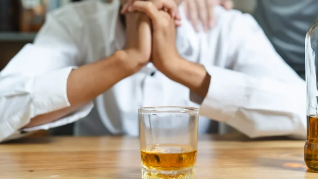 Imagem homem rezando tentando resistir ao alcoolismo do artigo Oração de cura e libertação para alcoólatras