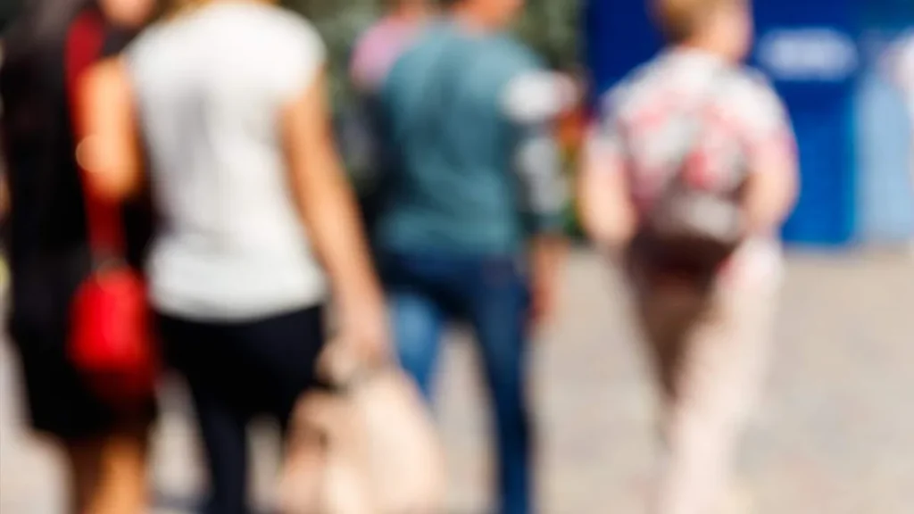 Imagem mulheres na rua borradas pela edicao da foto do artigo Como tratamos as mulheres ao nosso redor?