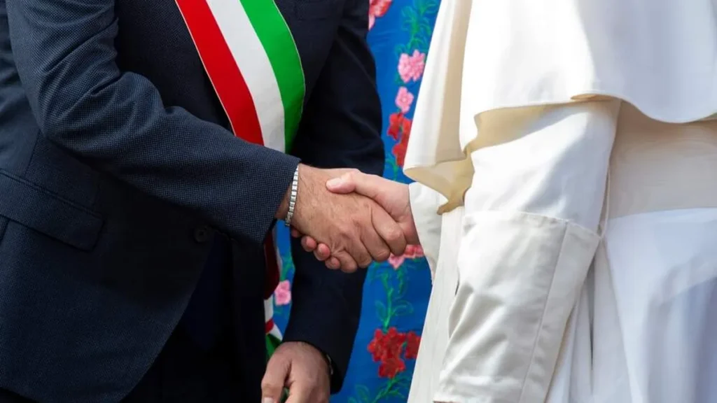 Imagem papa cumprimentando apertando as maos de um politico do artigo O que o Papa espera dos políticos eleitos?