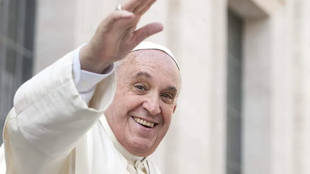 Imagem Papa sorrindo e acenando do artigo Papa Francisco escreve autobiografia: Esperança