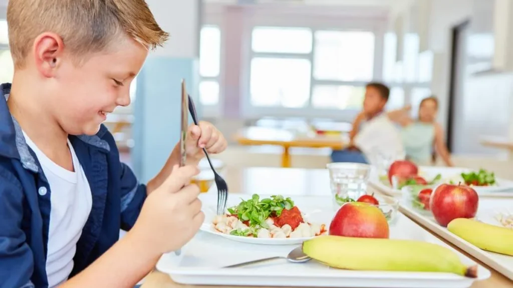 Imagem Menino comendo uma alimentacao saudavel do artigo O impacto do ambiente e da cultura alimentar na saúde física e mental