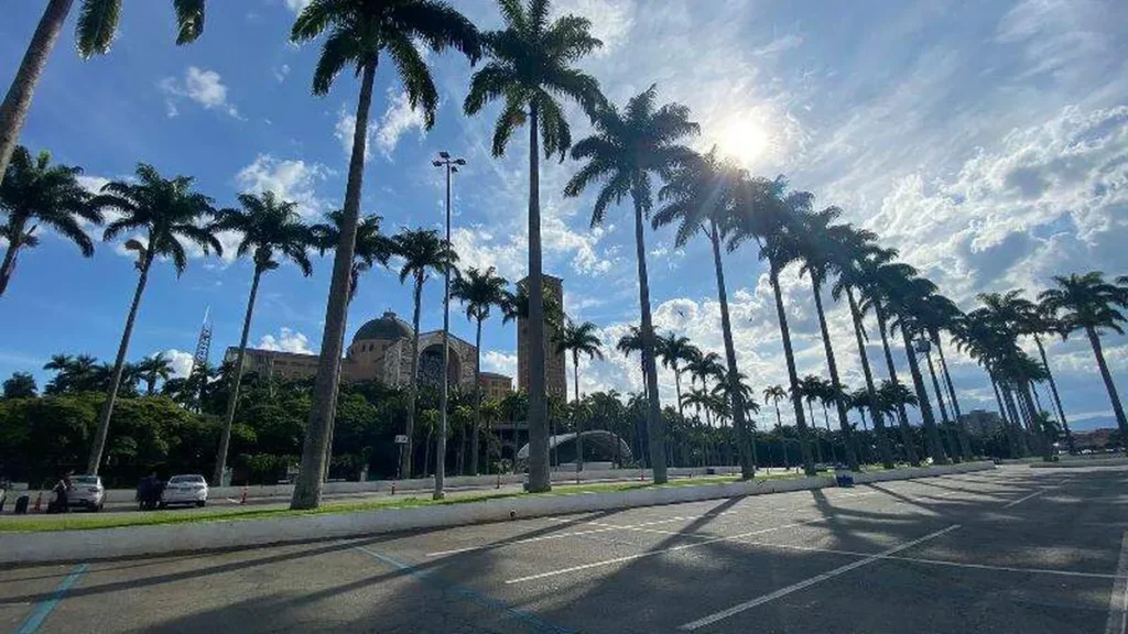 O Pátio das Palmeiras foi pensado para acolher os devotos ao chegarem no Santuário e guiá-los até a Basílica
