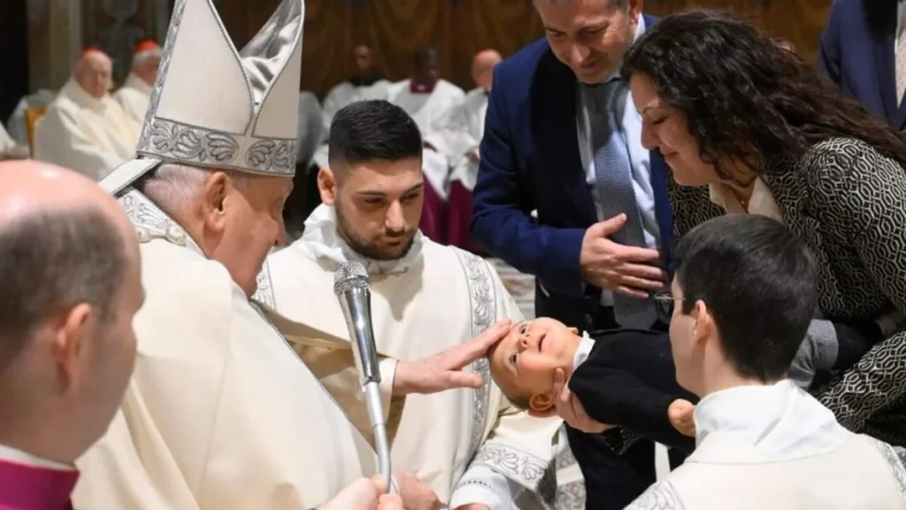 Imagem Papa batiza destaque do artigo Papa exalta o batismo como o nascimento no Espírito de Deus