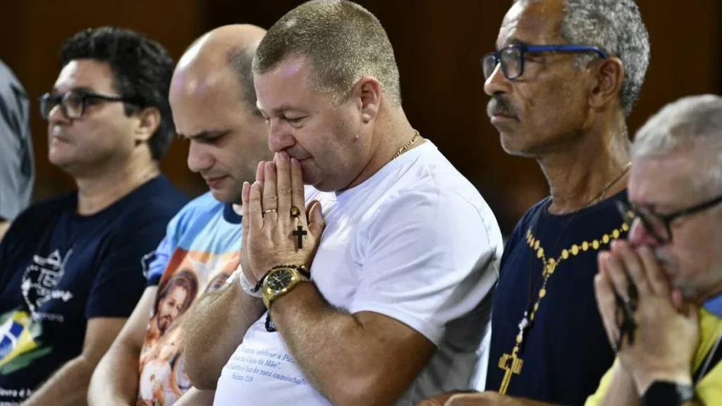 Imagem homens rezando do artigo Prepare-se espiritualmente para a Romaria do Terço dos Homens