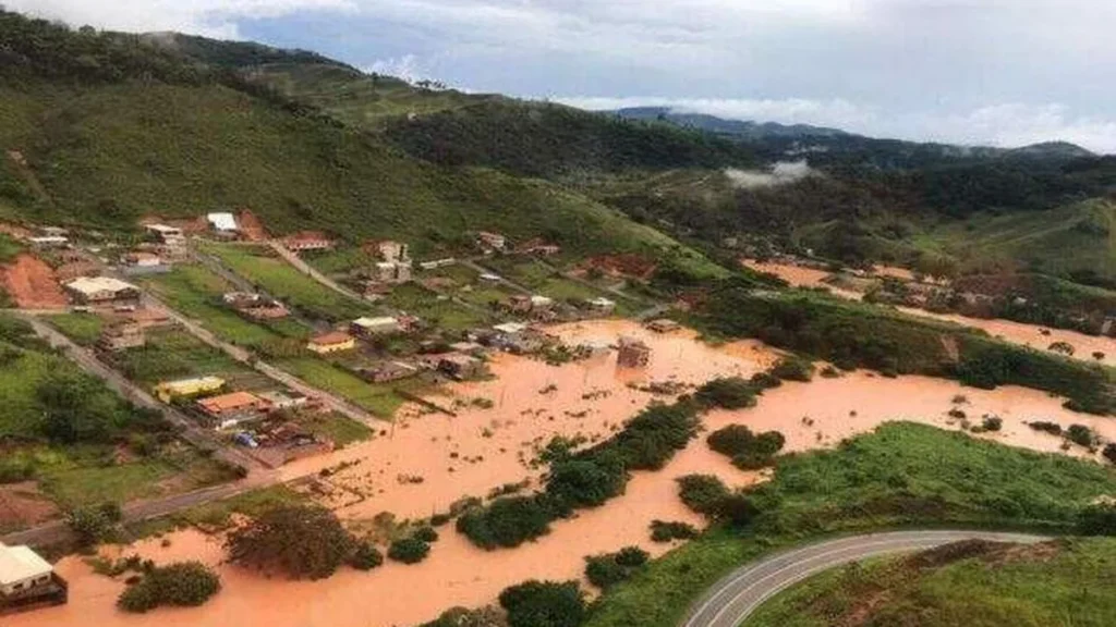 Santa Maria de Itabira alagada após chuva.