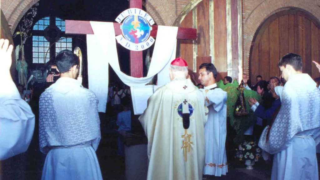 Dom Aloísio Lorscheider celebra missa iniciando o Jubileu dos anos 2000 na Basílica de Aparecida, em dezembro de 1999