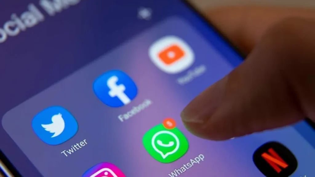 Imagem pessoa clicando no whatsapp do artigo A Igreja como propagadora da verdade diante das notícias falsas