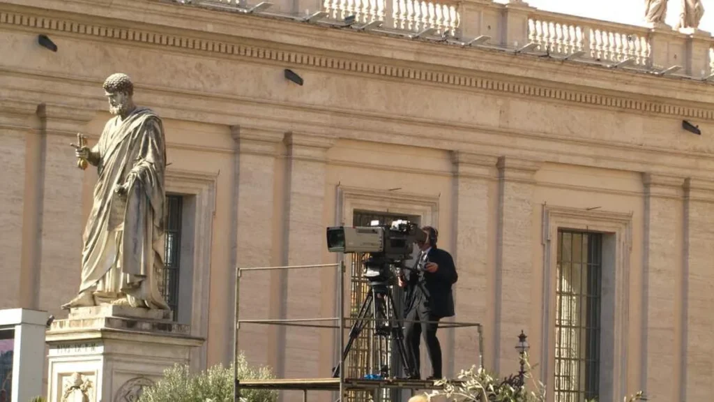 Imagem camera gravando no vaticano do artigo Jubileu das Comunicações: exposição pede esperança por meio da informação