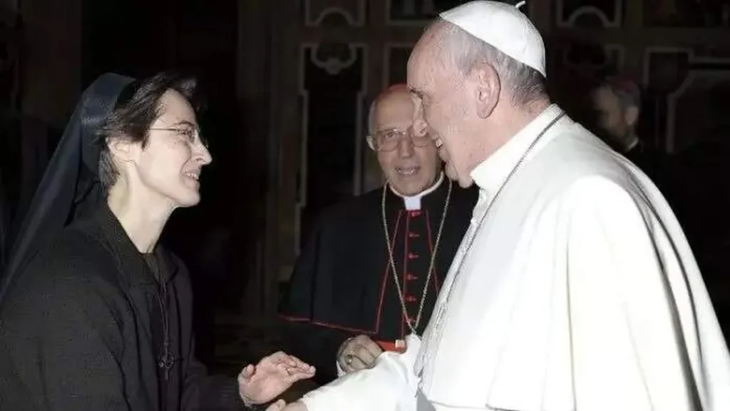 Imagem irma raffaella e papa francisco do artigo Papa anuncia Ir. Raffaella Petrini como governadora do Vaticano
