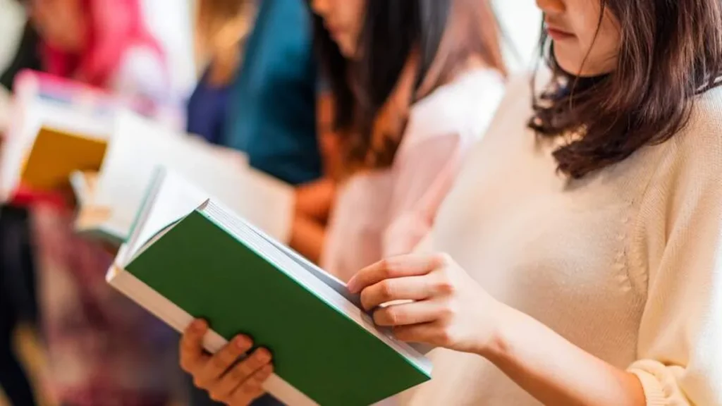 Imagem pessoas lendo livros do artigo Quais os documentos indispensáveis para a missão do catequista?
