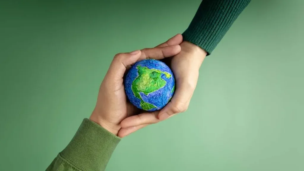 Imagem Maos segurando o planeta do artigo Por que a Igreja sempre promove a dignidade humana?