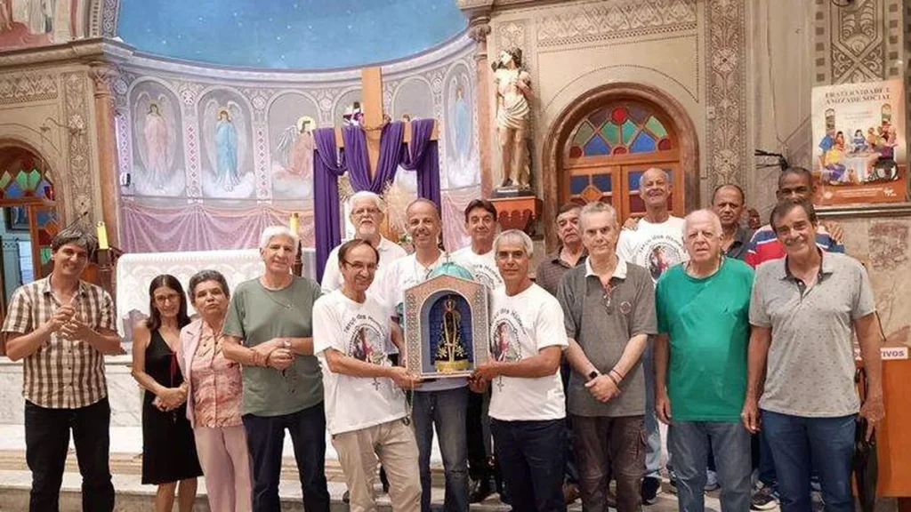 Eduardo Zanini e outros integrantes do Terço dos Homens, reunidos com a Capelinha Missionária
