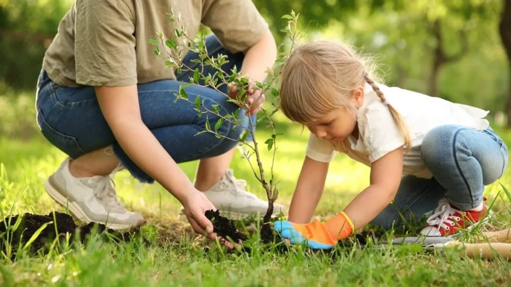 Imagem Crianca plantando arvore 2 do artigo O que é conversão ecológica?