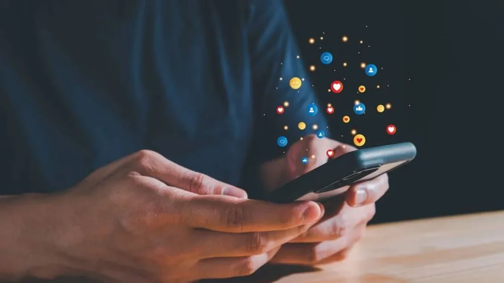 Imagem pessoa mexendo no celular do artigo São Francisco de Sales e São João Bosco: modelos para jovens comunicadores