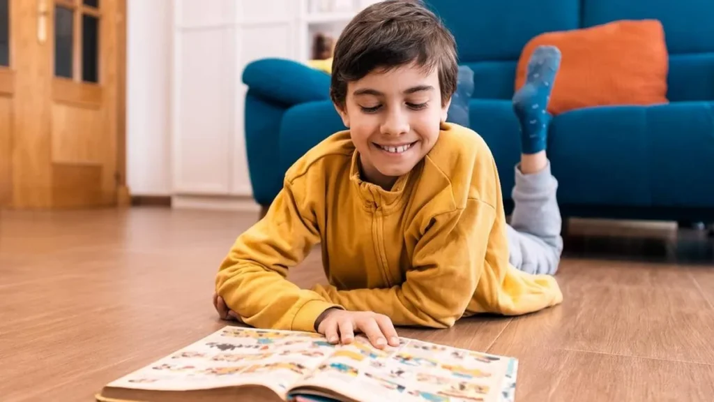 Imagem Crianca lendo quadrinhos do artigo Editora Santuário oferece opções de quadrinhos para as crianças
