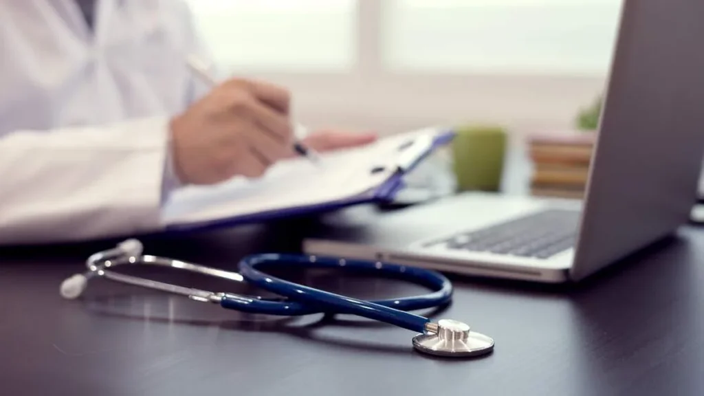 Imagem medico escrevendo em prancheta do artigo Comissão de bioética da CNBB promove encontro de hospitais católicos