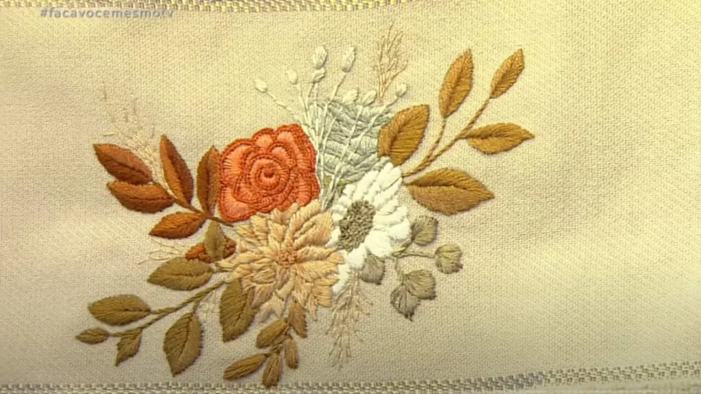 Imagem Bordado floral em toalha de mao faca voce mesmo do artigo Bordado Floral na Toalha de Lavabo - Faça Você Mesmo