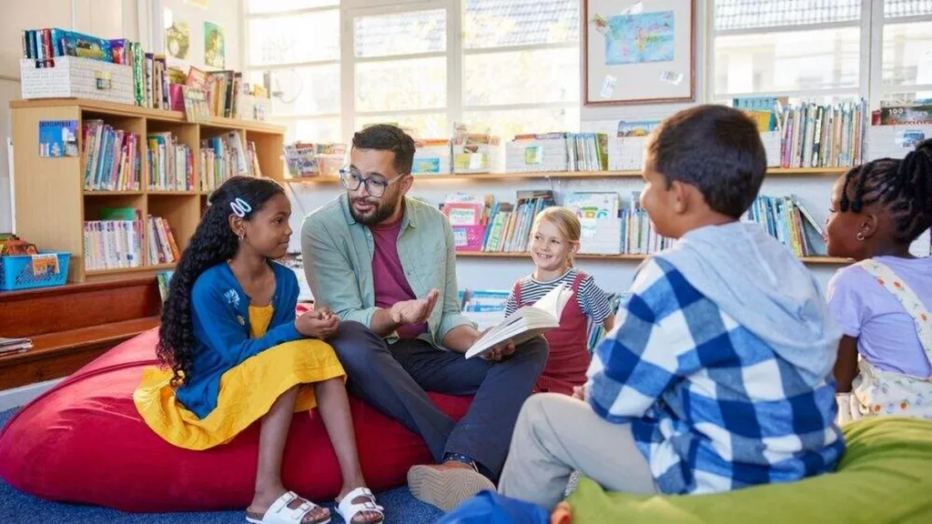 Imagem Criancas aprendendo em uma biblioteca com o professor do artigo Primeira intenção do Papa para 2025 é pelo direito à educação