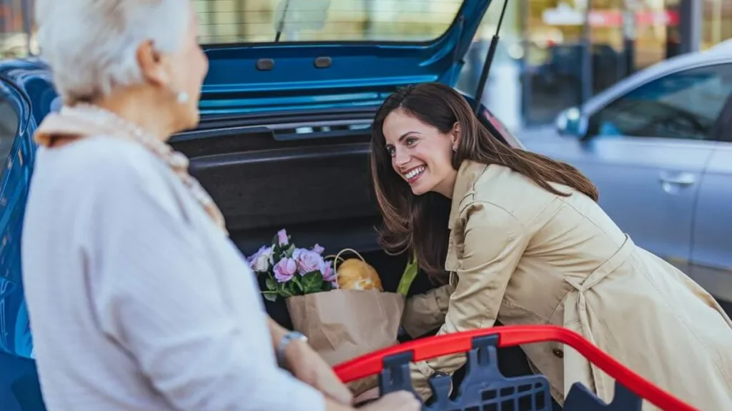 Imagem Mulher ajudando uma senhora com as compras do artigo Sirva com amor: a verdadeira grandeza está em servir ao próximo