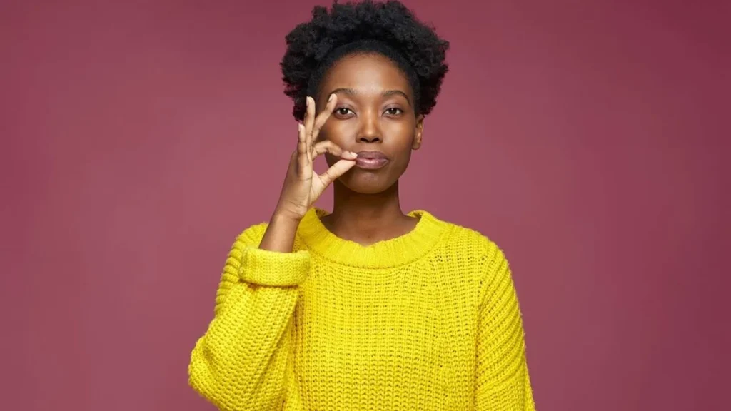 Imagem Mulher fazendo sinal de silencio do artigo Um sábio e feliz conselho para 2025