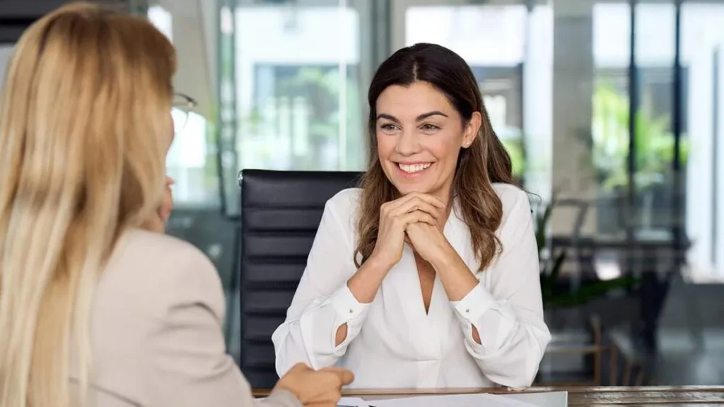 Imagem Mulheres participam de entrevista de estagio do artigo Veja por que contratar um estagiário é um bom negócio