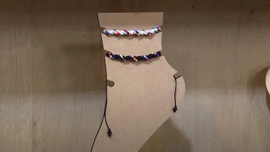 Imagem Tornozeleira em macrame faca voce mesmo do artigo Tornozeleira Black Sunshine (Macramê) - Faça Você Mesmo
