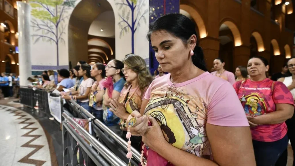 Imagem mulheres rezando o terco na romaria de 2025 do artigo Baixe o logo da Romaria do Terço das Mulheres