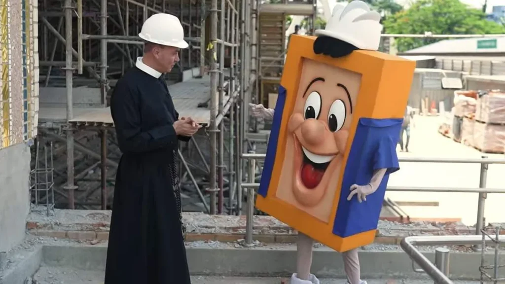Imagem tijolinho e pe fabio fachada leste do artigo Tijolinho visita a obra da Fachada Leste junto com o Pe. Fábio Evaristo