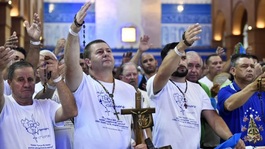 Imagem 17 Romaria Nacional do Terrco dos homens terco solene e consagracao do artigo Força da fé: homens rezam terço e consagração no Santuário Nacional