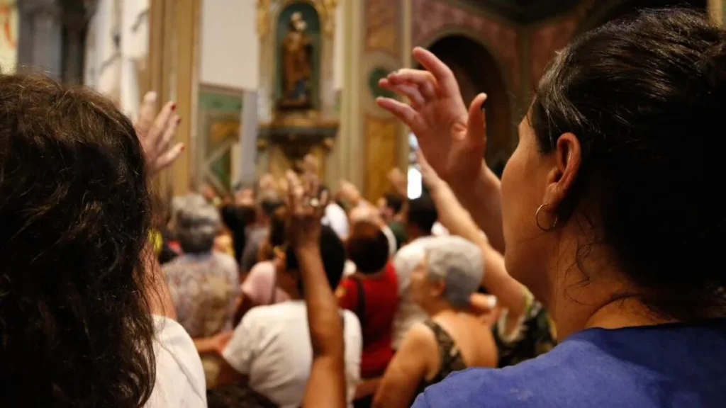 Imagem Leiga rezando na consagracao a nossa senhora do artigo Você já ouviu falar em leigo consagrado?