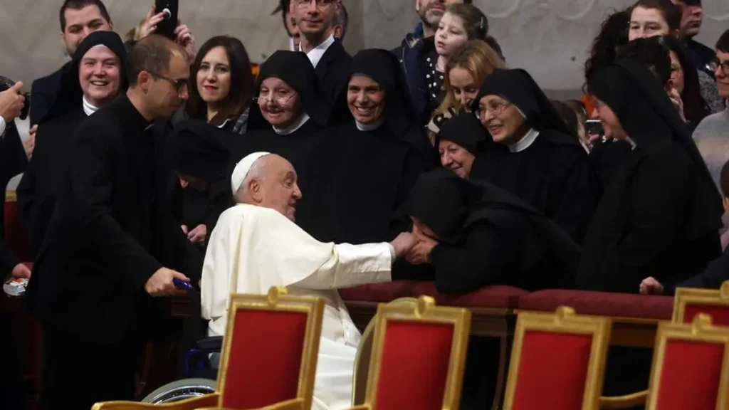 Imagem papa com freiras do artigo Reze pelas vocações religiosas em fevereiro com o Papa