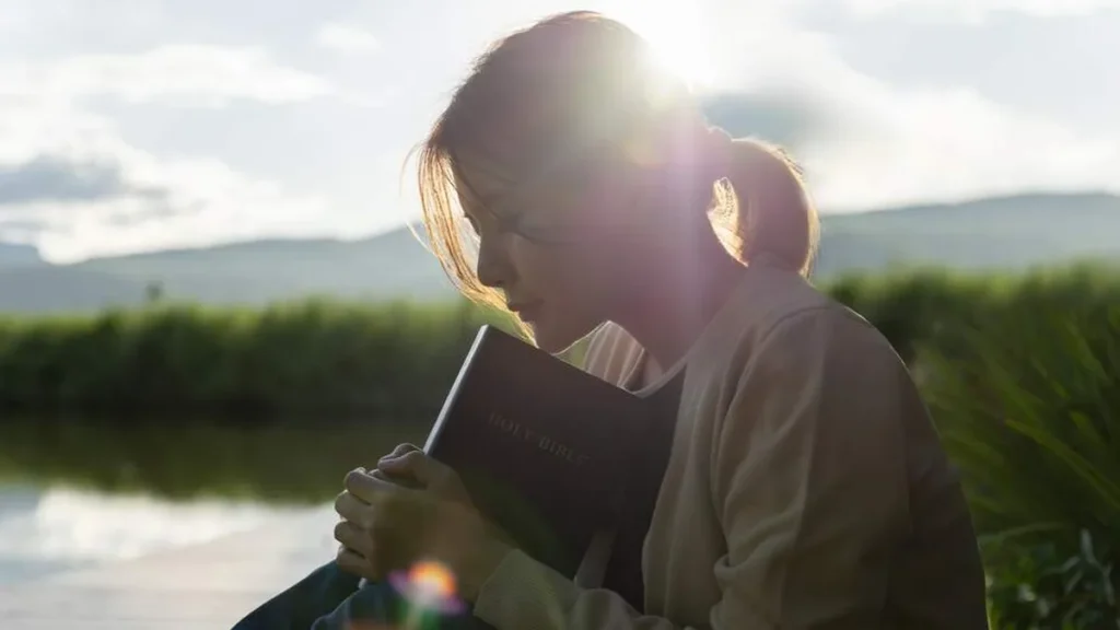 Imagem Mulher abracada com a Biblia do artigo Jubileu 2025: viva a verdadeira Esperança