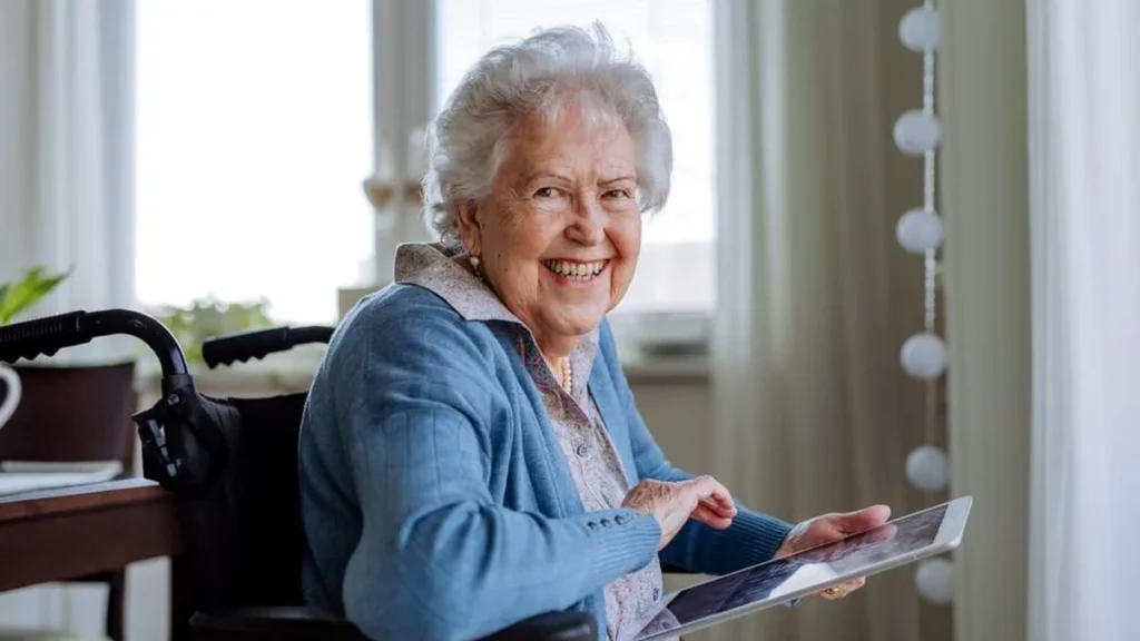 Imagem Senhora sentada em uma cadeira de rodas sorrindo do artigo Centro do Jubileu, Esperança será tema do Dia dos Avós 2025