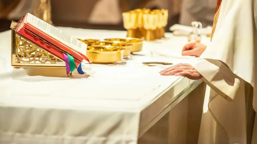 Imagem Altar com a Palavra do artigo A participação do povo de Deus na liturgia