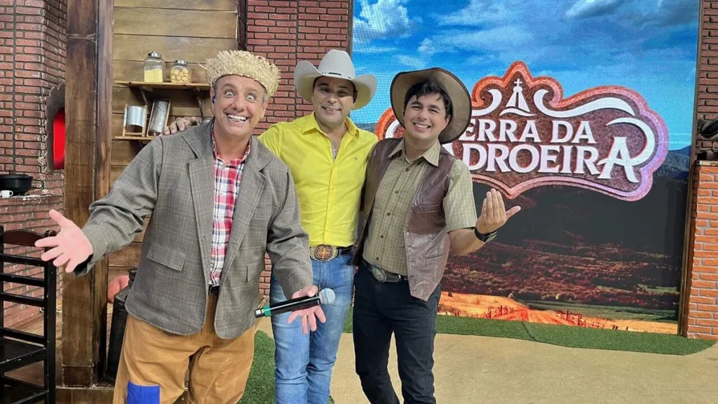 Imagem 1 trio apresentadores do artigo Léo & Junior cantam seus sucessos no “Terra da Padroeira”
