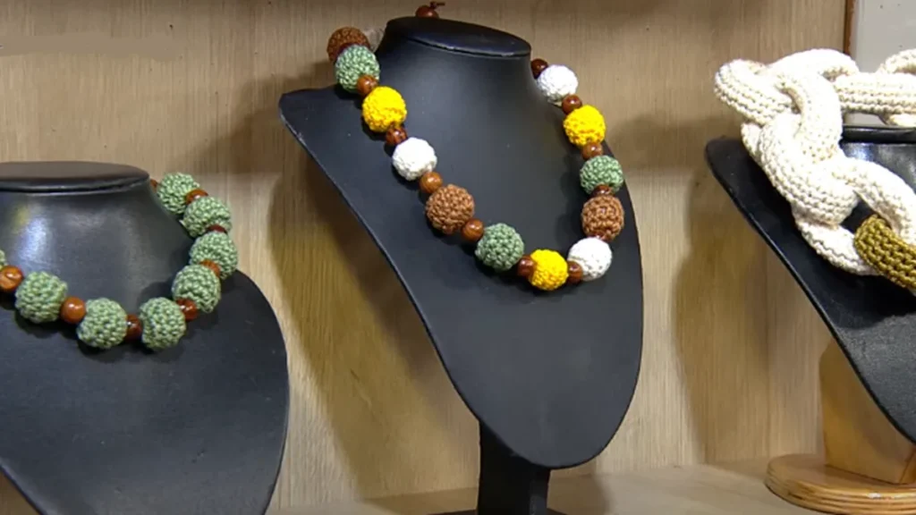 Imagem colar croche do artigo Colar com Bolinhas de Crochê – Faça Você Mesmo