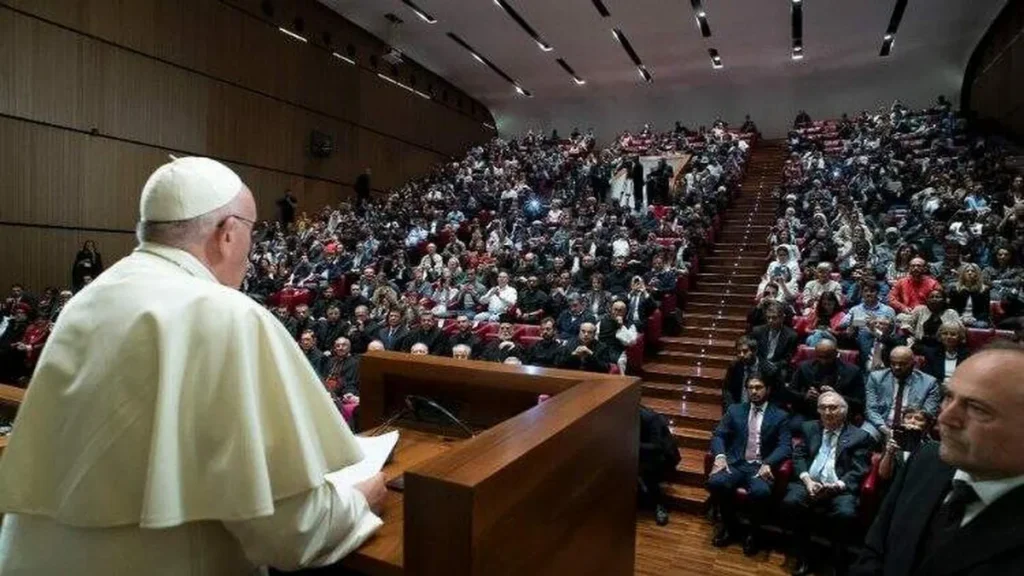 Imagem papa francisco fala para universitarios do artigo Universidade deve ser inclusiva e imersiva aos alunos, diz Papa