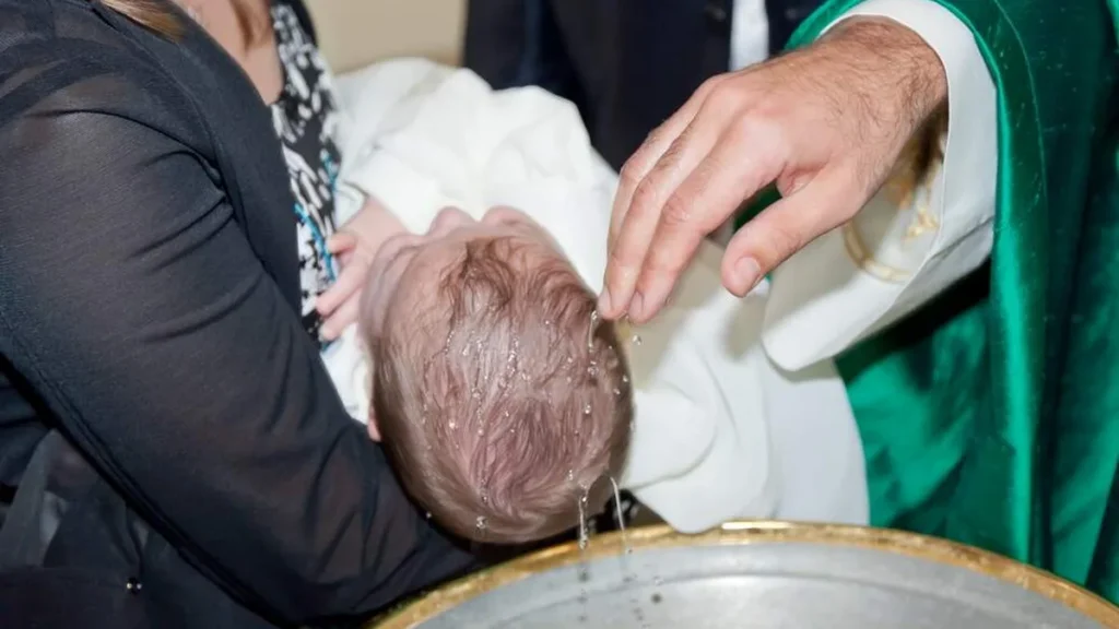 Imagem crianca sendo batizado do artigo Como renunciar ao pecado e corresponder à dignidade de filhos de Deus?