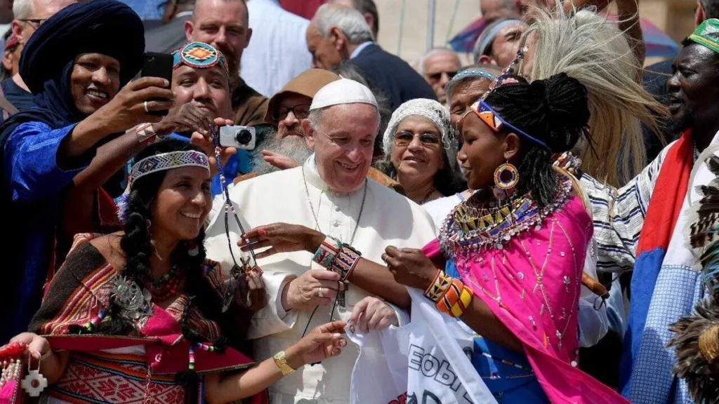 Imagem papa francisco com indigenas do artigo Papa defende povos indígenas: leia 5 pontos de sua mensagem!