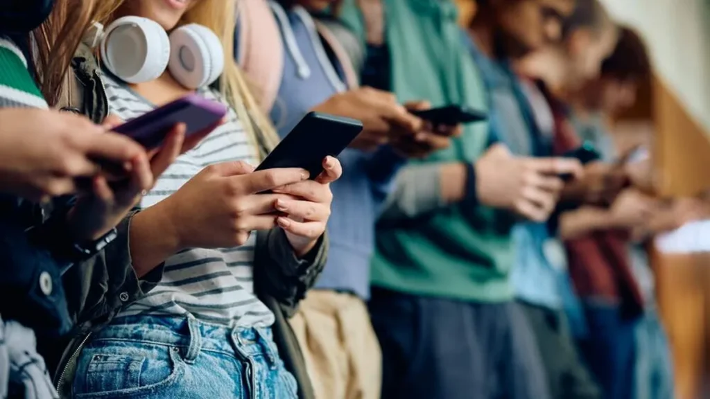 Imagem Celular em sala de aula do artigo Escola sem celular: pais e estudantes se adaptam às novas regras na volta às aulas