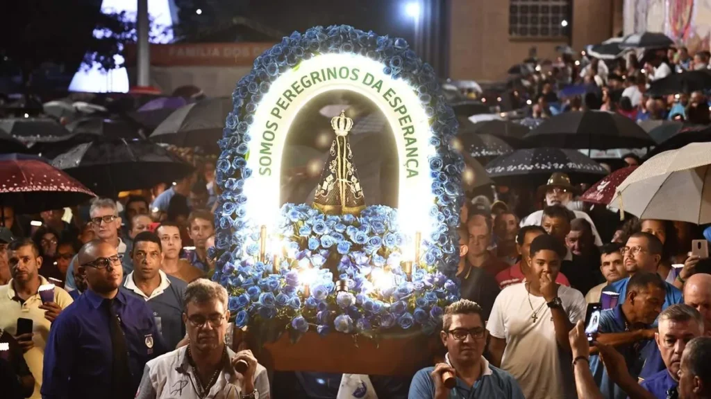 Imagem Procissao Luminosa 2025 do artigo 5 ensinamentos da Romaria Nacional do Terço dos Homens