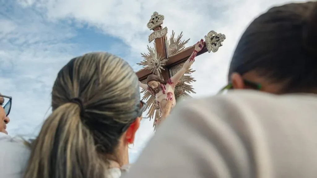 Imagem pessoas olhando para a cruz de cristo do artigo Virtudes Teologais: combustível espiritual para a vida dos catequistas