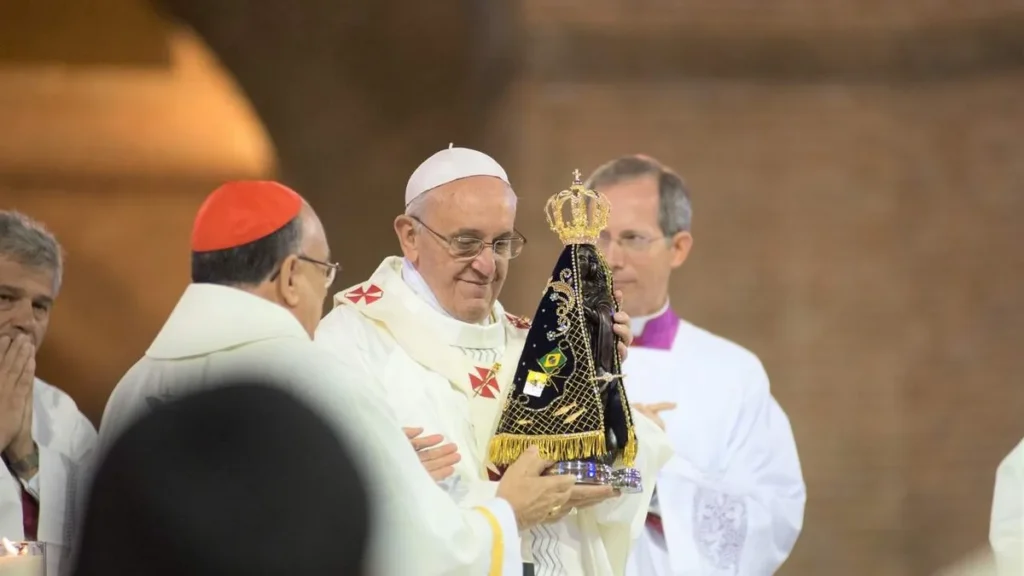 Imagem Papa com Nossa Senhora Aparecida em 2013 do artigo Reze com o Santuário de Aparecida pelo Papa Francisco