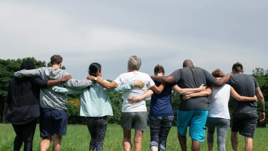 Imagem diversas pessoas abracadas do artigo Ser misericordioso: o convite de Jesus para este domingo