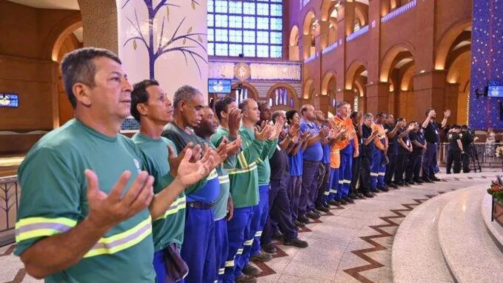 Colaboradores redem graças ao dia do Auxiliar de Serviços Gerais
