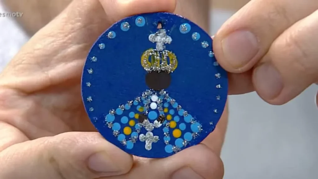 Imagem chaveiro rainha do artigo Chaveiro da Rainha em Pontilhismo - Faça Você Mesmo