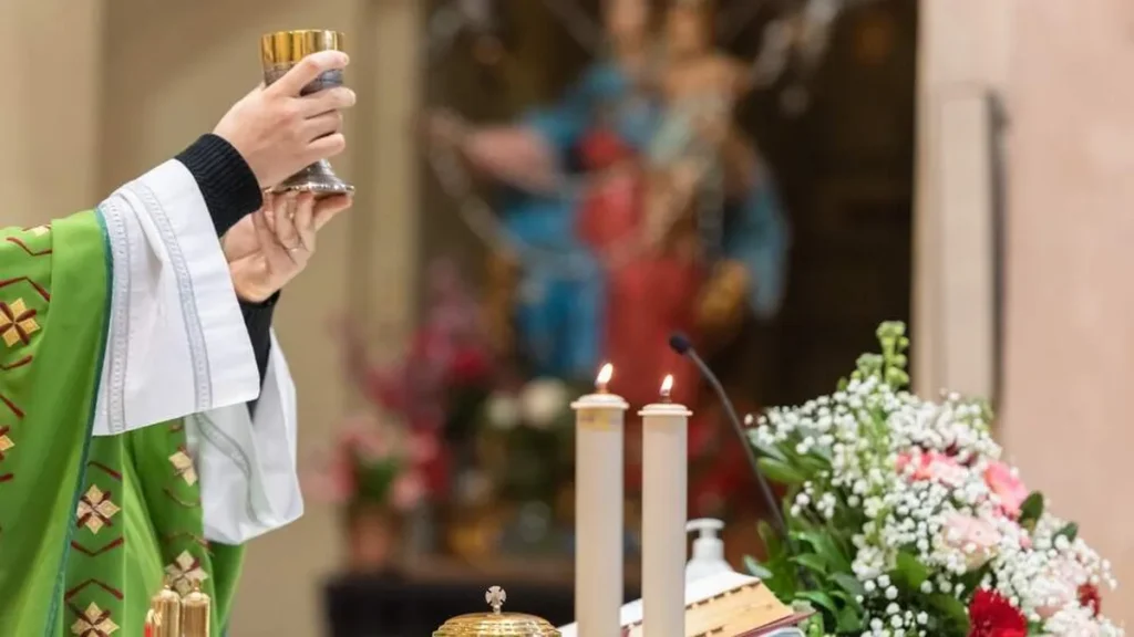 Imagem sacerdote com o calice erguido no momento da consagracao do artigo Confira o material pastoral das "24 horas para o Senhor"